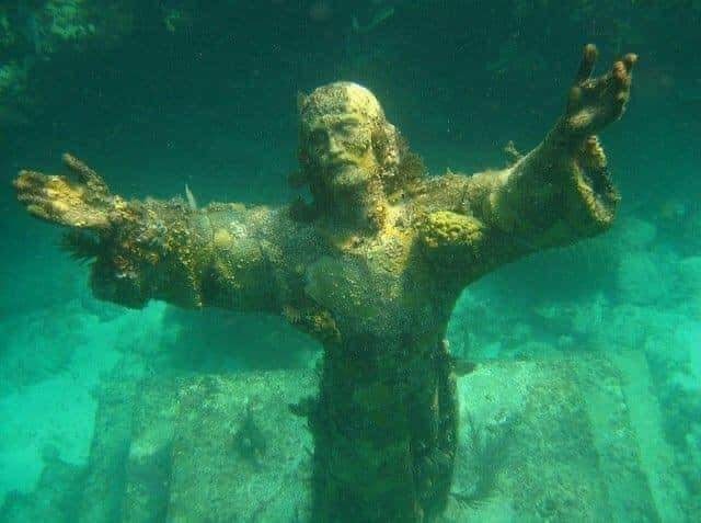 jesus-statue-under-the-sea